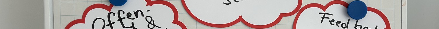 Unterrichtsmaterial zum Thema Kommunikationsregel-weißes Papier mit rot-weißen Papierwolken mit Vers. Beschriftung
